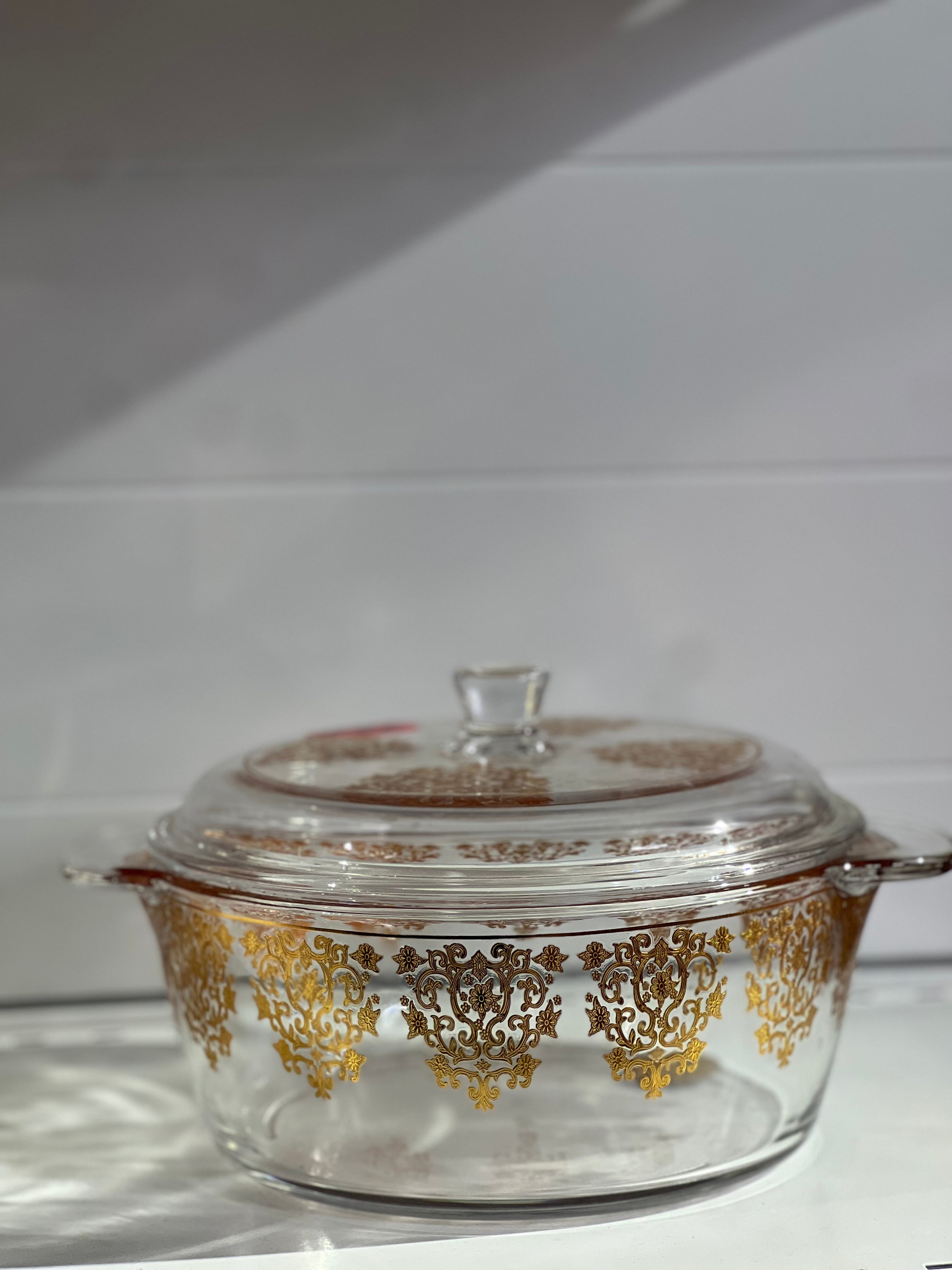 Soupière en verre motif doré/ soup pot
