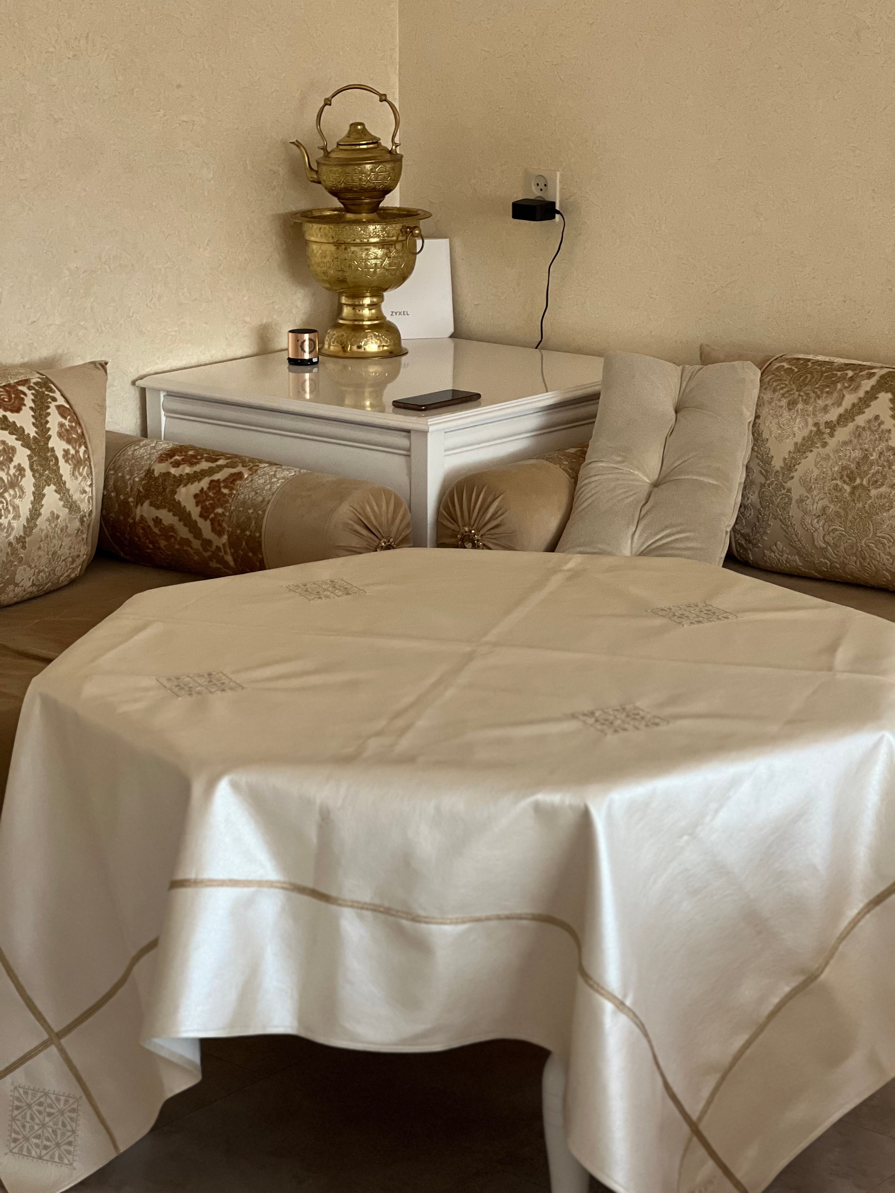 Nappe de table en simili cuir – Motif Fasia Gherza